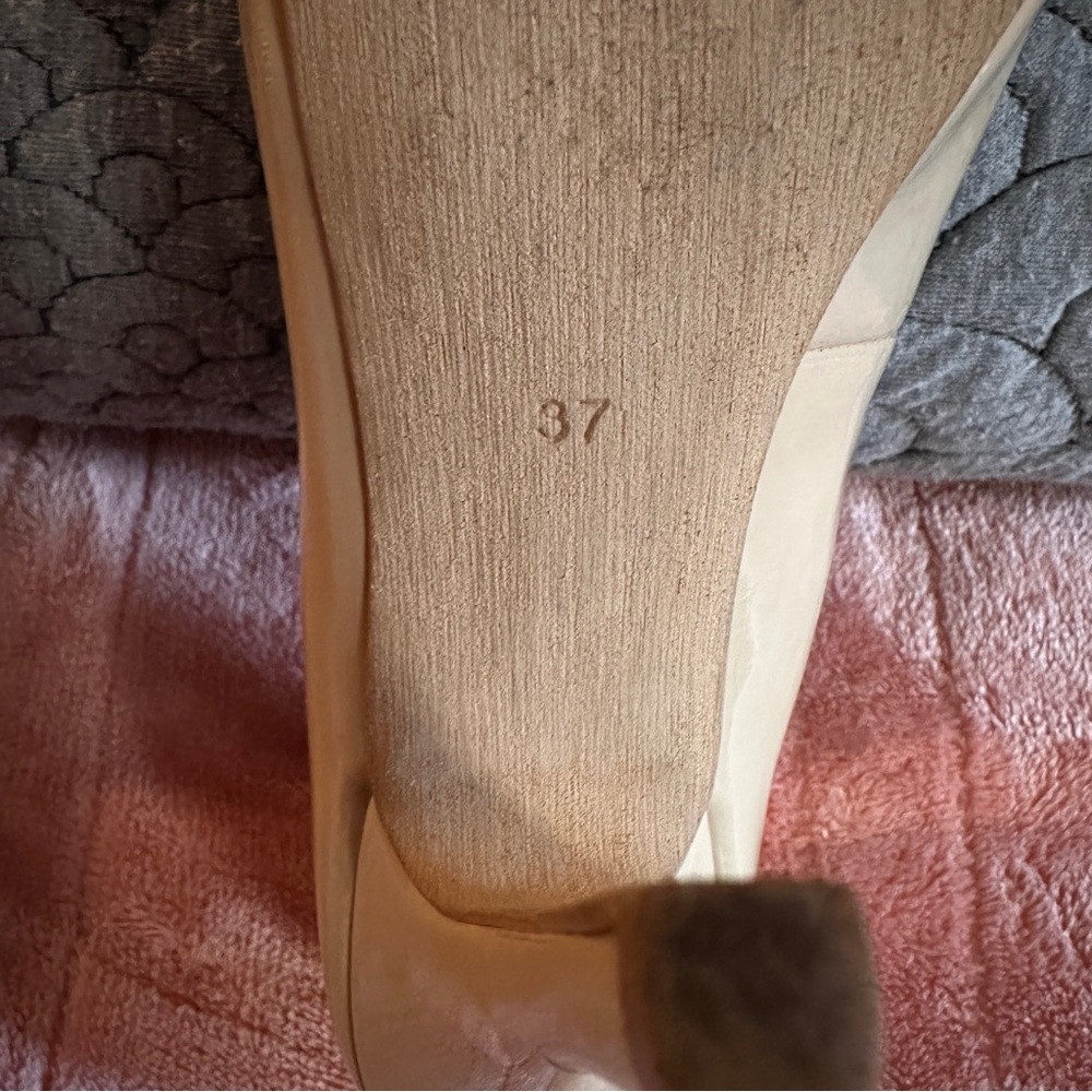 💋 Sleek Nude Patent Platform Pumps – Size 37 (US 6.5) 💋 - Picture 8 of 8